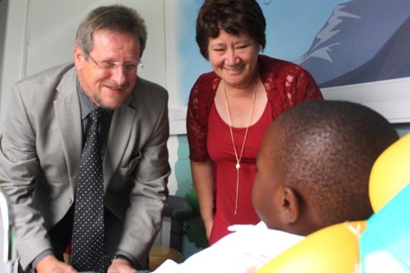 From left to right: Western Cape Minister of Health, Mr Theuns Botha, and Overberg District Director Health, Ms Wilhelmina Kamfer, interact with one of the Grade 1 learners from Umyezo Wama Apile Combined School in the dental unit of the Wellness Mobile.